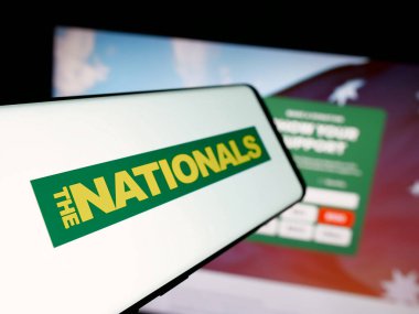 Stuttgart, Almanya - 08-01-2025: İnternet sitesinin önünde ekranda Avustralya Ulusal Partisi (Ulusal) logosu olan akıllı telefon. Telefon ekranının soluna odaklan.