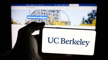 Stuttgart, Almanya - 08-01-2025: California Üniversitesi (UC) Berkeley 'in logosunun bulunduğu cep telefonu web sayfası önünde ekranda. Telefon ekranına odaklan.