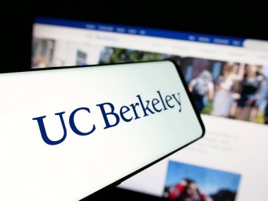 Stuttgart, Almanya - 08-01-2025: Kaliforniya Üniversitesi (UC) Berkeley logosu olan akıllı telefon web sitesinin önünde ekranda. Telefon ekranının soluna odaklan.