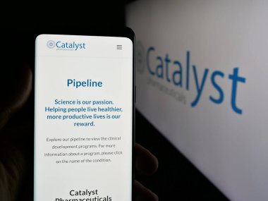 Stuttgart, Almanya - 08-07-2025: ABD 'li Catalyst Pharmaceuticals Inc. şirketinin web sayfası logo önünde ekranda. Telefon ekranının merkezine odaklan.