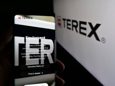 Stuttgart, Almanya - 08-07-2025: ABD 'li makine şirketi Terex Corporation' ın web sitesiyle akıllı telefon sahibi kişi logonun önünde ekranda. Telefon ekranının merkezine odaklan.