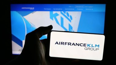 Stuttgart, Almanya - 08-07-2025: Fransız havayolu şirketi Air France-KLM S.A. 'nın logosunun bulunduğu cep telefonu web sayfası önünde ekranda. Telefon ekranına odaklan.