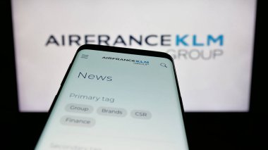 Stuttgart, Almanya - 08-07-2025: Fransız havayolu şirketi Air France-KLM S.A. 'nın web sitesiyle birlikte cep telefonu logonun önünde ekranda. Telefon ekranının sol üst kısmına odaklan.