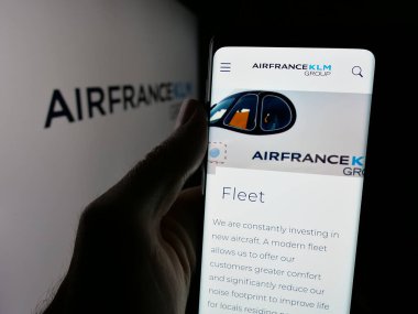Stuttgart, Almanya - 08-07-2025: Fransız havayolu şirketi Air France-KLM S.A. 'nın web sayfası ile akıllı telefon sahibi kişi logo önünde ekranda. Telefon ekranının merkezine odaklan.