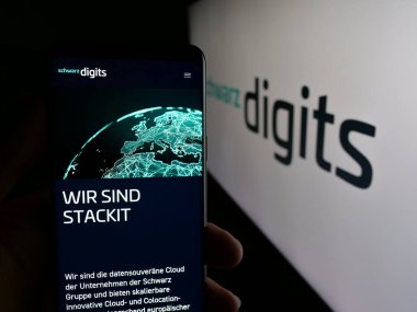 Stuttgart, Almanya - 08-07-2025: Alman bilişim şirketi Schwarz Digits KG 'nin internet sayfası olan cep telefonu logosu önünde ekranda. Telefon ekranının merkezine odaklan.