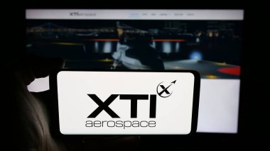 Stuttgart, Almanya - 08-14-2025: ABD 'li VTOL şirketi XTI Aerospace Inc.' in logosunun bulunduğu cep telefonu web sayfası önünde ekranda. Telefon ekranına odaklan.