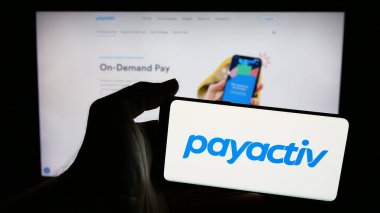 Stuttgart, Almanya - 08-14-2025: ABD 'li fintech şirketi Payactiv Inc.' in logosunun bulunduğu cep telefonu web sayfasının önünde ekranda. Telefon ekranına odaklan.