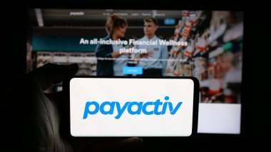 Stuttgart, Almanya - 08-14-2025: ABD 'li fintech şirketi Payactiv Inc.' in logosunun bulunduğu cep telefonu web sayfasının önünde ekranda. Telefon ekranına odaklan.