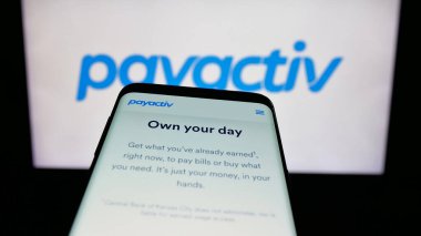 Stuttgart, Almanya - 08-14-2025: ABD 'li fintech şirketi Payactiv Inc.' in web sitesiyle birlikte logo önünde ekranda. Telefon ekranının sol üst kısmına odaklan.