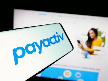 Stuttgart, Almanya - 08-14-2025: İnternet sitesinin önünde ekranda ABD 'li fintech şirketi Payactiv Inc.' in logosuna sahip akıllı telefon. Telefon ekranının merkez soluna odaklan.