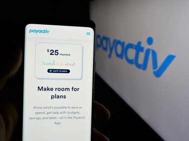 Stuttgart, Almanya - 08-14-2025: ABD 'li fintech şirketi Payactiv Inc.' in web sayfası olan cep telefonu logonun önünde ekranda. Telefon ekranının merkezine odaklan.