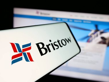 Stuttgart, Almanya - 08-14-2025: ABD 'li helikopter şirketi Bristow Group Inc.' in logolu akıllı telefon web sitesinin önünde ekranda. Telefon ekranının soluna odaklan.