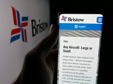 Stuttgart, Almanya - 08-14-2025: ABD 'li helikopter şirketi Bristow Group Inc.' in web sayfası ile akıllı telefon sahibi kişi logo önünde ekranda. Telefon ekranının merkezine odaklan.