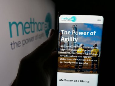 Stuttgart, Almanya - 08-14-2025: Metanol şirketi Methanex Corporation 'ın web sayfası olan cep telefonu logosu önünde ekranda. Telefon ekranının merkezine odaklan.