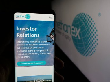 Stuttgart, Almanya - 08-14-2025: Metanol şirketi Methanex Corporation 'ın web sayfası olan akıllı telefonu logonun önünde ekranda tutan kişi. Telefon ekranının merkezine odaklan.