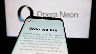 Stuttgart, Almanya - 08-14-2025: Logonun önünde Norveçli tarayıcı yazılım şirketi Opera Neon 'un web sitesi bulunan cep telefonu. Telefon ekranının sol üst kısmına odaklan.