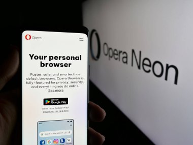 Stuttgart, Almanya - 08-14-2025: Logonun önündeki ekranda Norveçli tarayıcı yazılım şirketi Opera Neon 'un web sayfası ile akıllı telefon tutan kişi. Telefon ekranının merkezine odaklan.