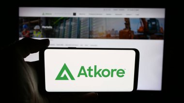 Stuttgart, Almanya - 08-14-2025: ABD 'li elektrik şirketi Atkore Inc.' in logosunun bulunduğu cep telefonu web sayfası önünde ekranda. Telefon ekranına odaklan.