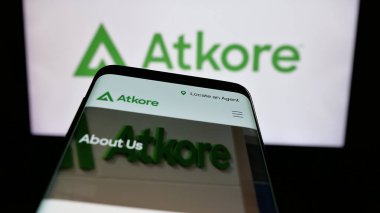 Stuttgart, Almanya - 08-14-2025: ABD 'li elektrik şirketi Atkore Inc.' in web sitesiyle birlikte cep telefonu logonun önünde ekranda. Telefon ekranının sol üst kısmına odaklan.