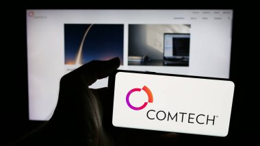 Stuttgart, Almanya - 08-14-2025: ABD 'li Comtech Telecommunications Corp şirketinin logosunun bulunduğu cep telefonu web sayfası önünde ekranda. Telefon ekranına odaklan.