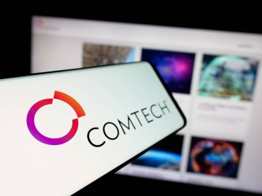 Stuttgart, Almanya - 08-14-2025: ABD 'li Comtech Telekomünikasyon Şirketi logosu olan akıllı telefon web sitesinin önünde ekranda. Telefon ekranının merkez soluna odaklan.