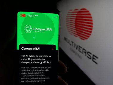 Stuttgart, Almanya - 08-14-2025: İspanyol çoklu evren bilgisayar şirketi S.L. Ekranda logonun önünde. Telefon ekranının merkezine odaklan.