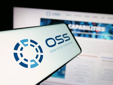 Stuttgart, Almanya - 08-14-2025: Web sitesi önünde ekranda, üzerinde One Stop Systems Inc. (OSS) adlı ABD 'li şirketin logosu bulunan akıllı telefon. Telefon ekranının merkez soluna odaklan.