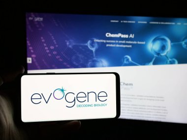 Stuttgart, Almanya - 08-15-2025: Bilgisayarsal biyoloji şirketi Evogene Ltd. 'nin logosuna sahip akıllı telefon web sitesinin önünde ekranda. Telefon ekranına odaklan.