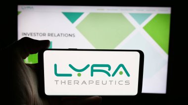 Stuttgart, Almanya - 08-15-2025: Biyoteknoloji şirketi Lyra Therapeutics Inc. 'in logosunun bulunduğu cep telefonu web sayfasının önünde. Telefon ekranına odaklan.