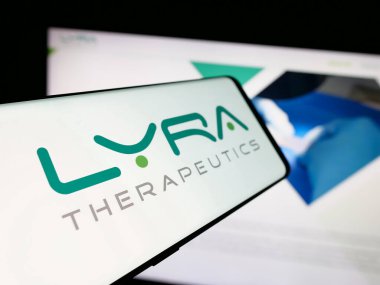 Stuttgart, Almanya - 08-15-2025: Sitenin önünde ekranda biyoteknoloji şirketi Lyra Therapeutics Inc. 'in logosuna sahip akıllı telefon. Telefon ekranının merkez soluna odaklan.