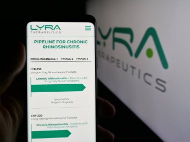 Stuttgart, Almanya - 08-15-2025: Biyoteknoloji şirketi Lyra Therapeutics Inc. 'in web sayfası olan cep telefonu logonun önünde ekranda. Telefon ekranının merkezine odaklan.