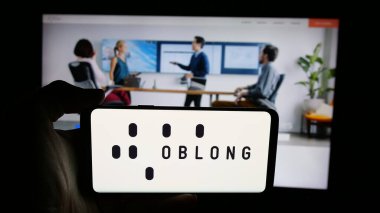 Stuttgart, Almanya - 08-15-2025: ABD 'li işbirliği platformu şirketi Oblong Inc.' in logosunun bulunduğu cep telefonu web sayfası önünde ekranda. Telefon ekranına odaklan.