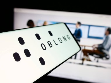 Stuttgart, Almanya - 08-15-2025: Web sitesi önünde ekranda ABD 'li işbirliği platformu şirketi Oblong Inc.' in logosuna sahip akıllı telefon. Telefon ekranının soluna odaklan.