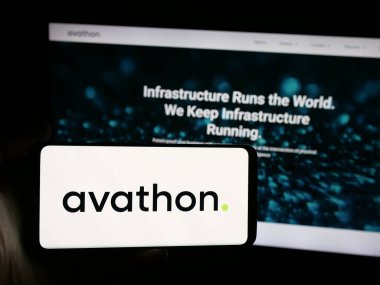 Stuttgart, Almanya - 08-15-2025: Web sitesi önünde ekranda ABD 'li endüstriyel AI şirketi Avathon Inc.' in logosunu taşıyan kişi. Telefon ekranına odaklan.