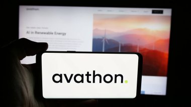 Stuttgart, Almanya - 08-15-2025: Web sayfası önünde ekranda ABD 'li endüstriyel AI şirketi Avathon Inc.' in logosunun bulunduğu cep telefonu sahibi kişi. Telefon ekranına odaklan.