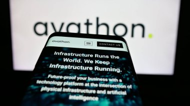 Stuttgart, Almanya - 08-15-2025: ABD 'li endüstriyel AI şirketi Avathon Inc.' in web sitesi logo önünde ekranda. Telefon ekranının sol üst kısmına odaklan.
