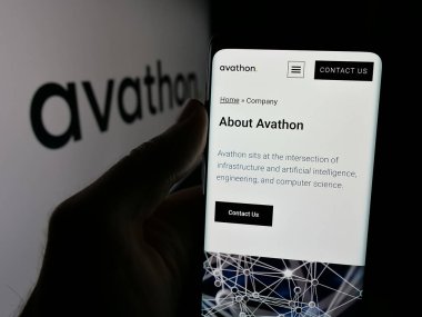 Stuttgart, Almanya - 08-15-2025: ABD 'li endüstriyel AI şirketi Avathon Inc.' in web sayfası olan cep telefonu logonun önünde ekranda. Telefon ekranının merkezine odaklan.