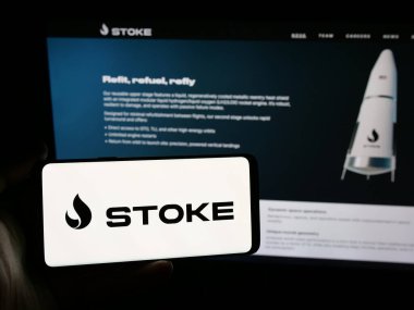 Stuttgart, Almanya - 08-15-2025: ABD 'li Stoke Space Technologies Inc. şirketinin logosunu elinde tutan kişi web sitesinin önünde ekranda. Telefon ekranına odaklan.