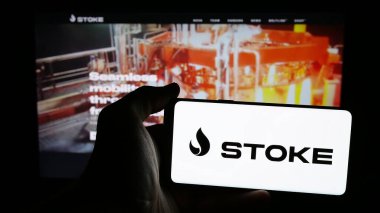 Stuttgart, Almanya - 08-15-2025: ABD 'li Stoke Space Technologies Inc. şirketinin logosunun bulunduğu cep telefonu web sayfası önünde ekranda. Telefon ekranına odaklan.