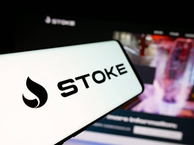 Stuttgart, Almanya - 08-15-2025: ABD 'li Stoke Space Technologies Inc. şirketinin logosuna sahip akıllı telefon web sitesinin önünde ekranda. Telefon ekranının soluna odaklan.