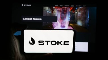Stuttgart, Almanya - 08-15-2025: ABD 'li Stoke Space Technologies Inc. şirketinin logosunun bulunduğu cep telefonu web sayfası önünde ekranda. Telefon ekranına odaklan.