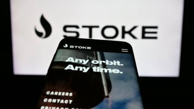 Stuttgart, Almanya - 08-15-2025: ABD 'li Stoke Space Technologies Inc. şirketinin web sitesi logo önünde ekranda. Telefon ekranının sol üst kısmına odaklan.