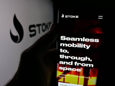 Stuttgart, Almanya - 08-15-2025: ABD 'li Stoke Space Technologies Inc. şirketinin web sayfası ile akıllı telefon sahibi kişi logonun önünde ekranda. Telefon ekranının merkezine odaklan.