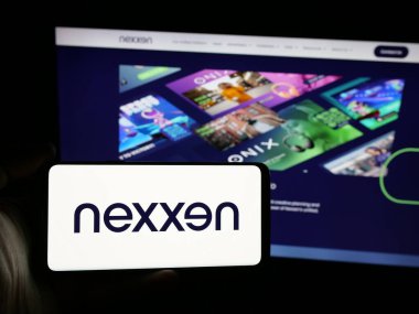 Stuttgart, Almanya - 08-15-2025: Reklam şirketi Nexxen International Ltd. 'nin logosuna sahip akıllı telefon web sitesinin önünde ekranda. Telefon ekranına odaklan.