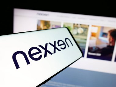 Stuttgart, Almanya - 08-15-2025: Reklam şirketi Nexxen International Ltd. 'nin logosuna sahip akıllı telefon web sitesinin önünde ekranda. Telefon ekranının merkez soluna odaklan.