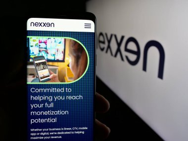 Stuttgart, Almanya - 08-15-2025: Reklam şirketi Nexxen International Ltd. 'nin internet sayfası olan cep telefonu logonun önünde ekranda. Telefon ekranının merkezine odaklan.