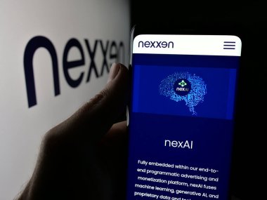 Stuttgart, Almanya - 08-15-2025: Reklam şirketi Nexxen International Ltd. 'nin web sayfası ile akıllı telefon sahibi kişi logonun önünde ekranda. Telefon ekranının merkezine odaklan.