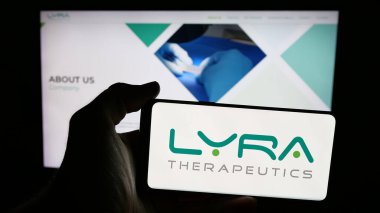 Stuttgart, Almanya - 08-15-2025: Biyoteknoloji şirketi Lyra Therapeutics Inc. 'in logosunun bulunduğu cep telefonu web sayfasının önünde. Telefon ekranına odaklan.