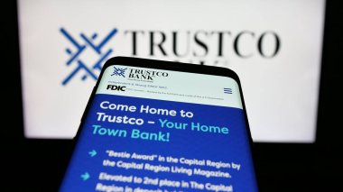 Stuttgart, Almanya - 08-18-2025: ABD 'li finans hizmetleri şirketi Trustco Bank' ın web sitesiyle birlikte logo önünde ekranda. Telefon ekranının sol üst kısmına odaklan.