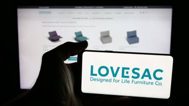 Stuttgart, Almanya - 08-18-2025: ABD 'li mobilya şirketi The Lovesac Company' nin logosunun bulunduğu cep telefonu web sayfası önünde ekranda. Telefon ekranına odaklan.